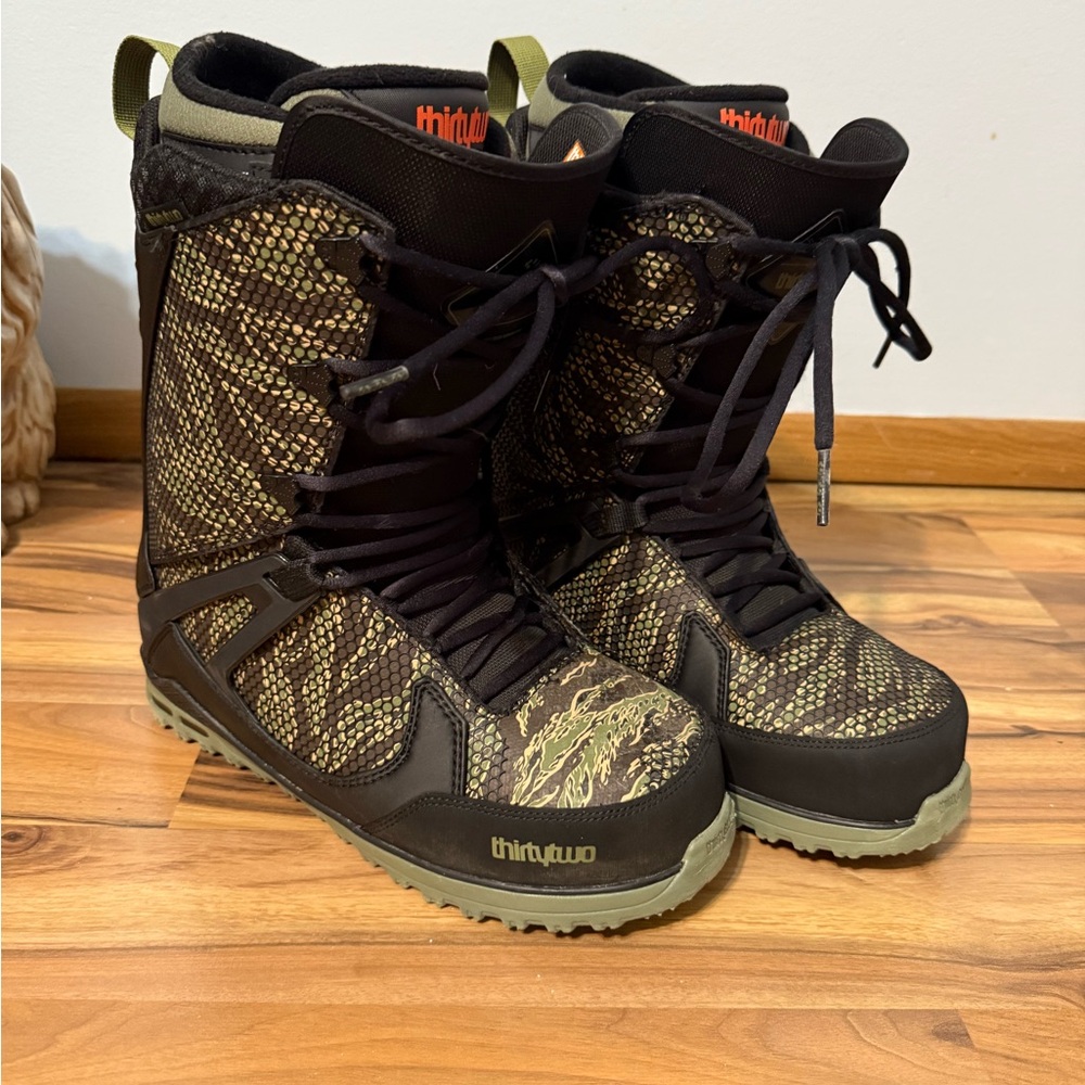 ThirtyTwo TM-TWO Men’s Size 11 Snowboard Boots, Laced Camouflage Snowboard Boots